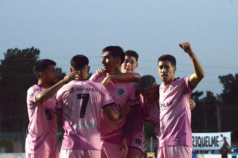 CHENGUE GOL. Todos saludan a Jonatan Morán, autor del primer tanto de Real Pilar.