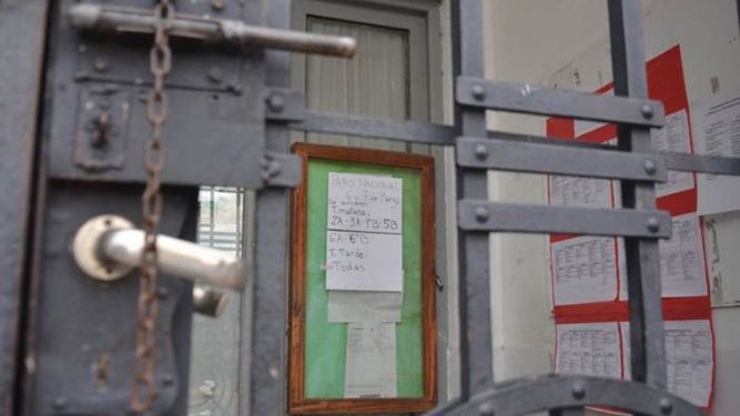 Cartel. En la puerta de la Escuela 1 se avisa que no habrá clases..