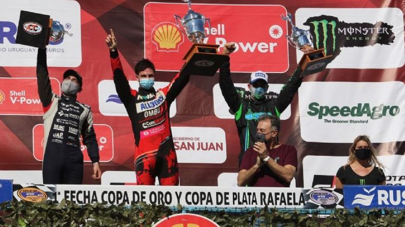 COPA ARRIBA. Martín Vázquez levanta bien el trofeo tras el 2º lugar en Rafaela. Álvarez y Reutemann lo acompañan en el podio..