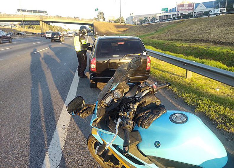 #BuenosAires | Mientras patrullaban, nuestros agentes detectaron un vehículo que circulaba sin patente trasera. Lo detuvieron, controlaron la documentación y labraron el acta correspondiente. AU Panamericana, km 26. #ElControlSalvaVidas #SeguridadVial #PrimeroLaGente. @InfoSegVial.&nbsp; &nbsp;