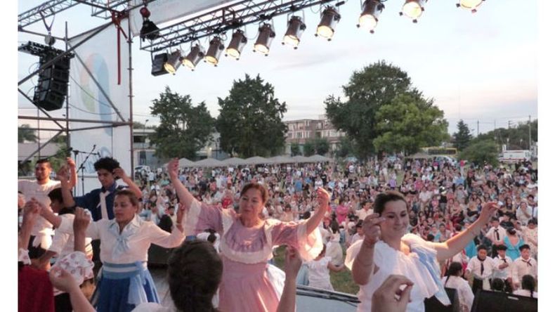 ADENTRO. Danzas folclóricas sobre el escenario de Bianea. .