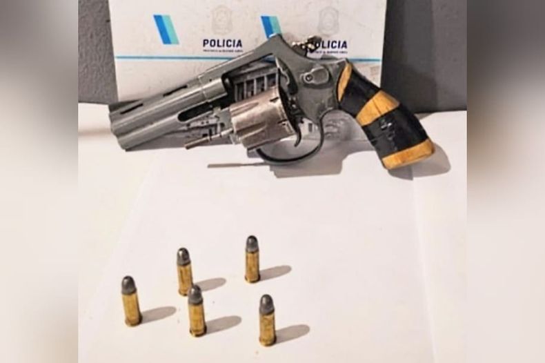 El arma con la que circulaba el homicida prófugo que fue detenido.&nbsp;