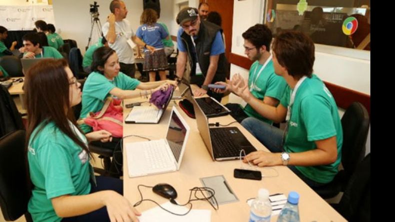Concentrados y conectados. Uno de los grupos de participantes, en pleno trabajo ante las cámaras..
