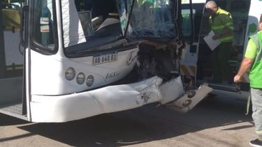 Chocaron un camión y un colectivo en el Parque Industrial