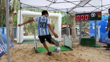 Chutómetro. La mayoría de los juegos de Parque Pilar este año tienen impronta futbolística. .