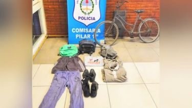 Las pertenencias del presunto acosador que fueron allanadas en su domicilio. Entre ellas, la mochila verde que utilizaba en los ataques. .