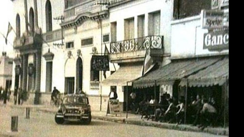 Carrera de autos con obstáculos en pleno centro de Pilar, allá por el año 1967. Una verdadera rareza del archivo..
