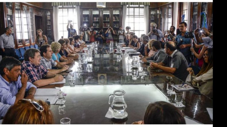 REUNIÓN. Una larga mesa con gremios, pero sin funcionarios de primera línea..