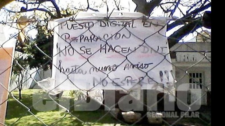 El DNI debe esperar. El cartel, en la puerta del registro civil de Del Viso..