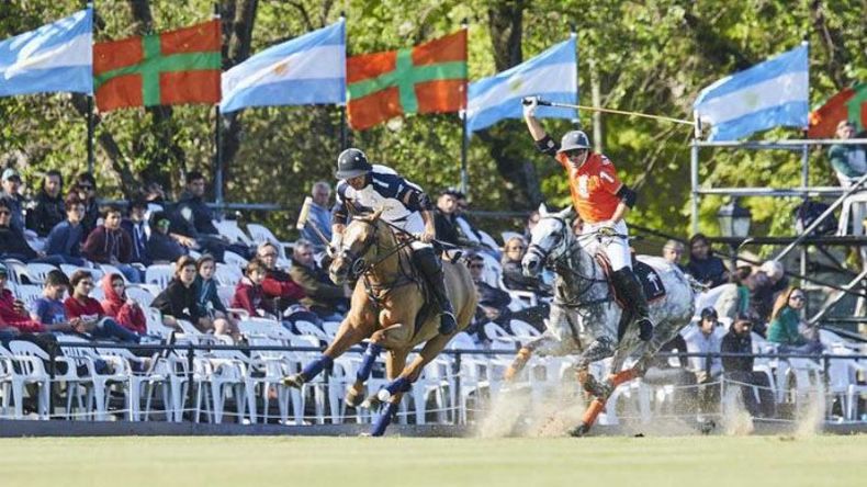 ATAQUE. Adolfo Cambiaso se escapa de Agustín Merlos..
