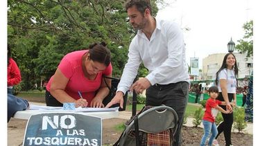 PLANILLA. Achával en la plaza; los vecinos firmaron contra las tosqueras.