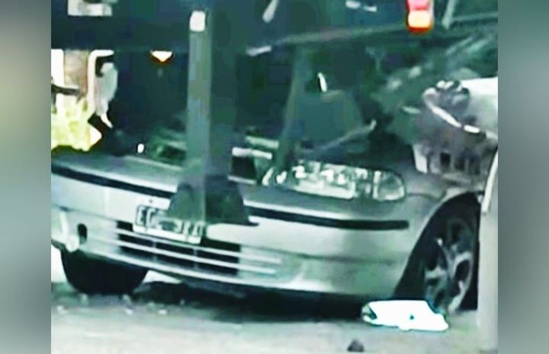 IMPACTO. El auto se incrustó en el semirremolque del camión.