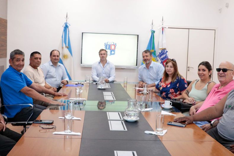 ACUERDO Federico Achval junto a los representantes de los gremios municipales