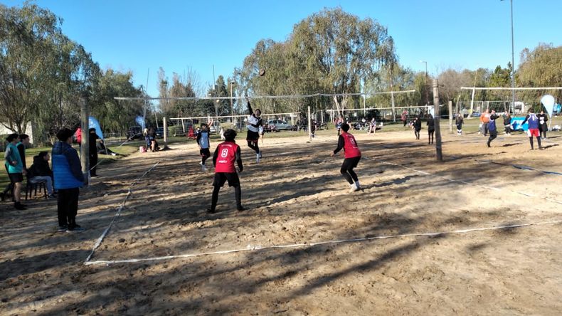 ACCIÓN. El Beach Vóley se llevó adelante en las canchas del polideportivo.