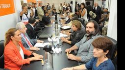 PARITARIAS. Los docentes presionan a la Provincia con un posible paro..