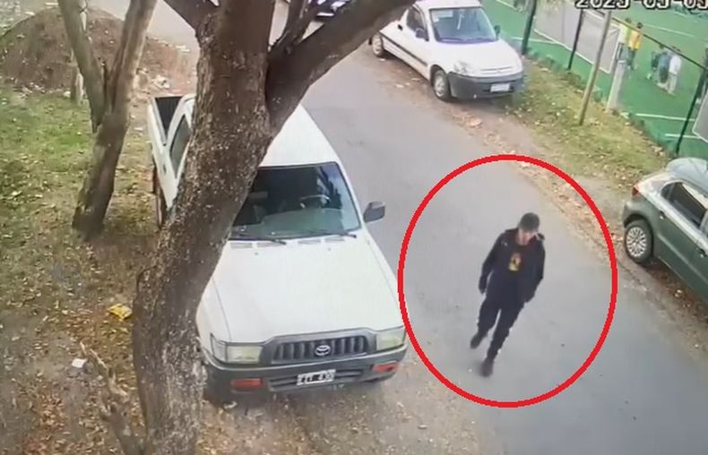 El ladrón, segundos antes de subirse a la camioneta.