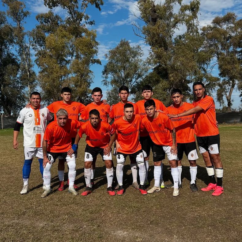 EQUIPO. Manzanares rescató un punto en cancha de San Alejo y sueña.