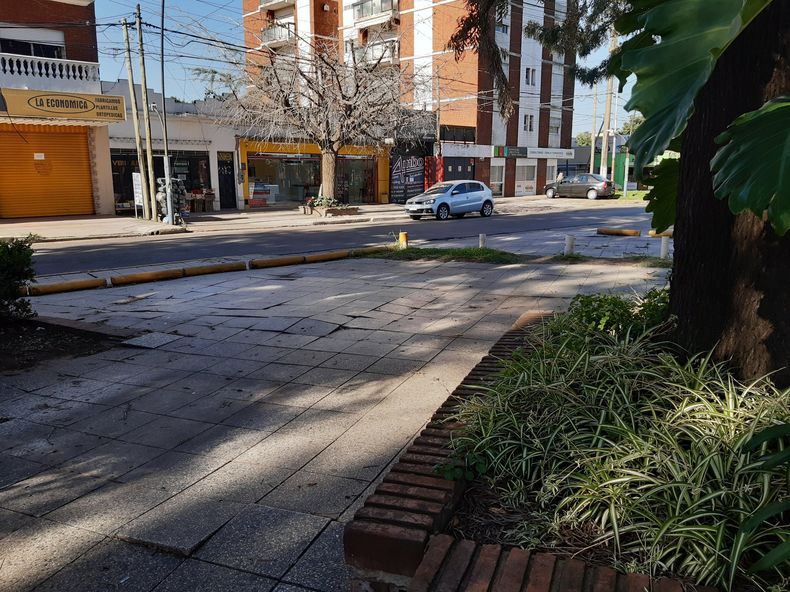 Bianea y una imagen extraña, sin su puesto de diarios.