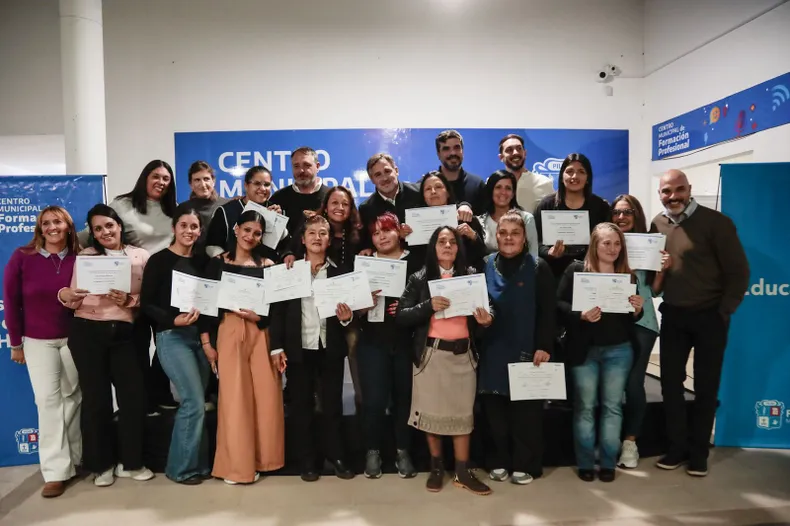 DIPLOMAS Achval y sus funcionarios acompaaron a los nuevos egresados