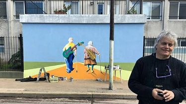 Alejandro Gato Maass con el mural del Hogar de Ancianos, en San Martín y Tucumán. Alejandro Gato Maass con el mural del Hogar de Ancianos, en San Martín y Tucumán.