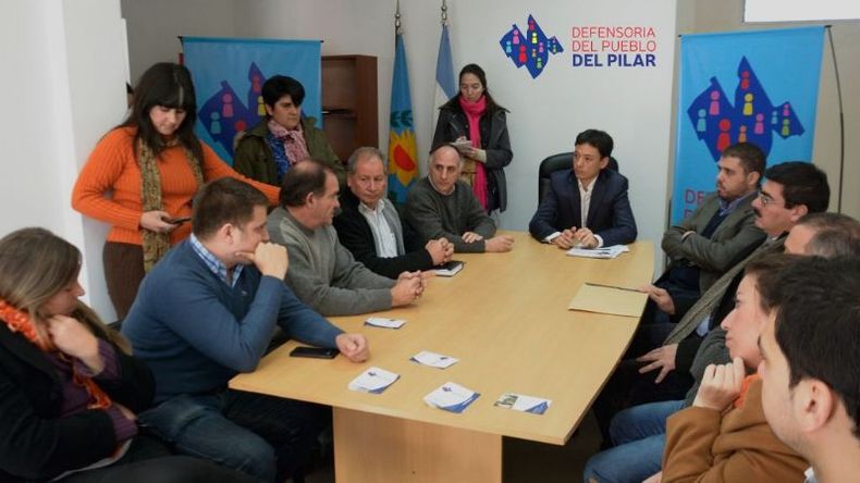 CONFERENCIA. La Defensoría recibió a entidades y comerciantes..