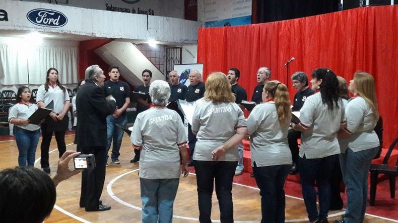El coro de Sportivo, dirigido por Alfredo Quatrín..