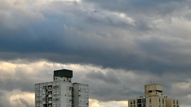 El Servicio Meteorológico Nacional anticipa una jornada con nubosidad variable en Pilar, con fuertes ráfagas de viento y chaparrones.