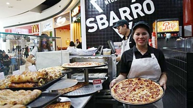 GRANDES. Sbarro se caracteriza por el tamaño de sus pizzas..