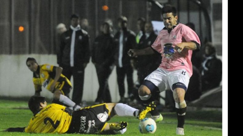 (Heva). Hugo Silva traba fuerte con un jugador de Comu..