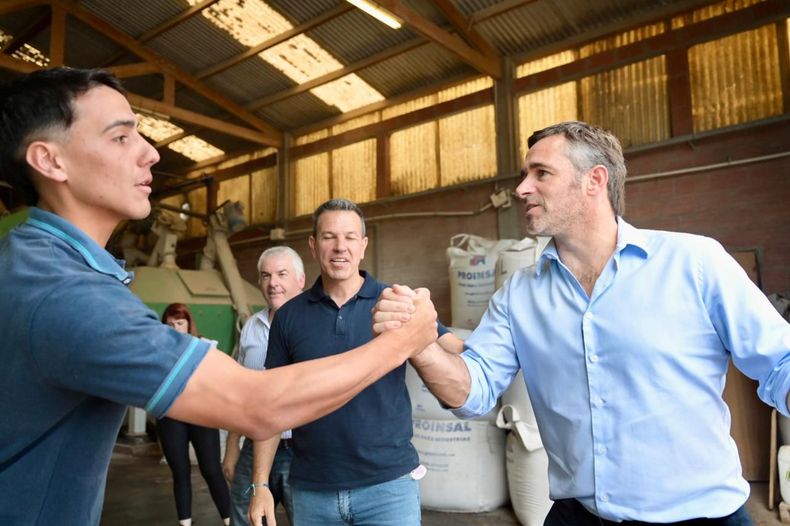 SALUDO. Achával, durante la recorrida a una de las empresas que visitó el interior bonaerense.