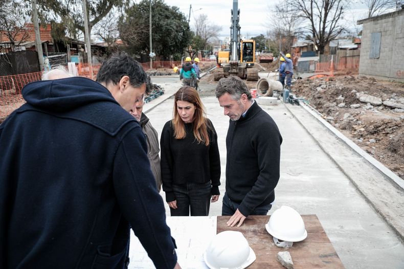 RECORRIDA. Achával y Peralta supervisaron los trabajos en el barrio.