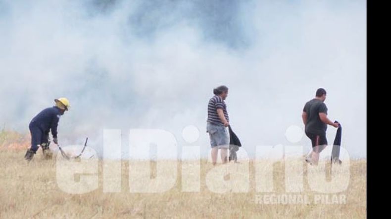 Unos 50 vecinos colaboraron con los bomberos en el combate contra el fuego..