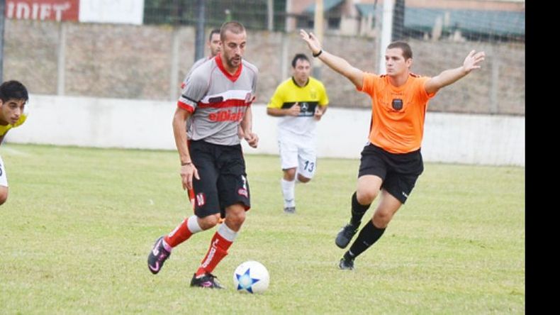 GOLEADOR. Zeppetella, figura de Atlético ante Sarmiento..