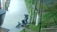 HASTA ACÁ LLEGÓ. El ladrón fue detenido tras caerse de la moto. HASTA ACÁ LLEGÓ. El ladrón fue detenido tras caerse de la moto.