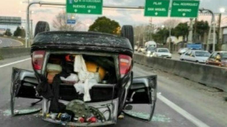 El conductor llevaba puesto el cinturón de seguridad y solo sufrió heridas leves. Foto @juancaimpacto.