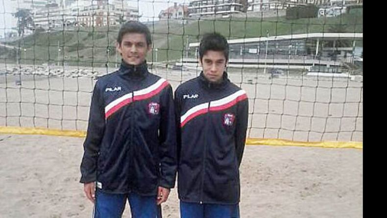 Leonardo Oviedo y Lucas Barrientos conforman la dupla del Beach Voley de Pilar que se clasificó a las semifinales, instancia que jugará hoy a las 9 con rival a definir. Ayer derrotaron a General Lamadrid y Nueve de Julio..