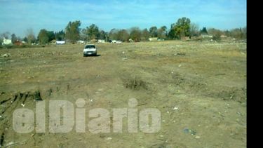 Antes y después. El baldío ahora sería alambrado para evitar que retornen los vuelcos..