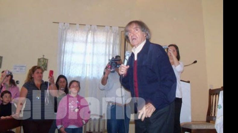 Con sus canciones y sus locuras, Carlitos Balá divirtió a grandes y chicos..