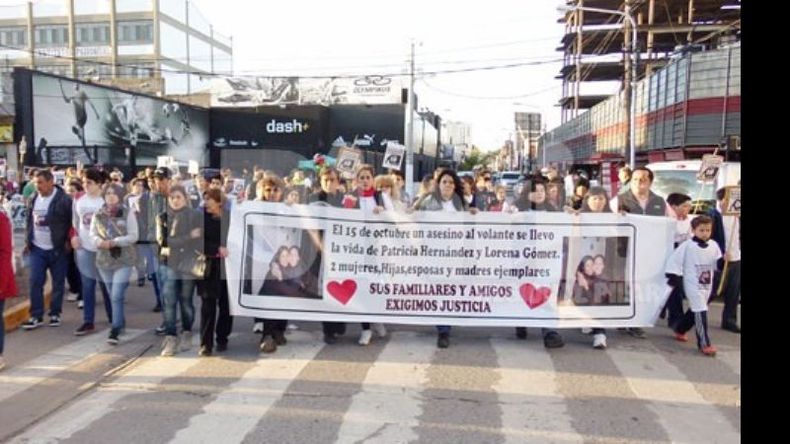 DOLOR. Familiares y allegados a las víctimas las recordaron por las calles..