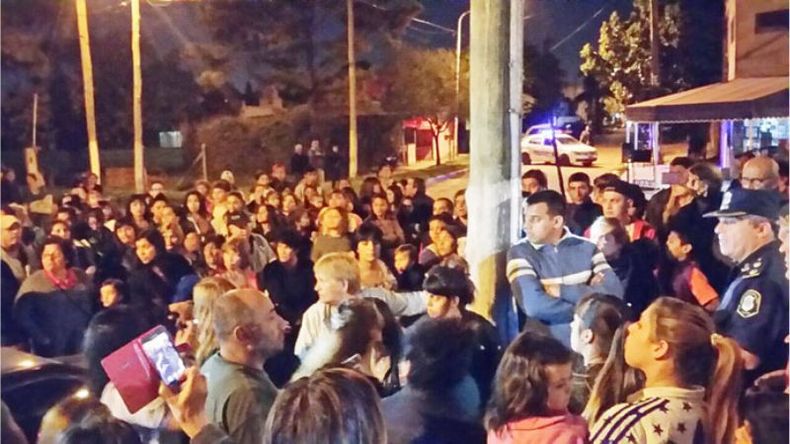 EXPLICACIONES. El comisario Carlos Santana recibió duros reclamos de los vecinos..