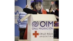 VOLUNTARIOS. Son los encargados de armar los 1.200 kits. .