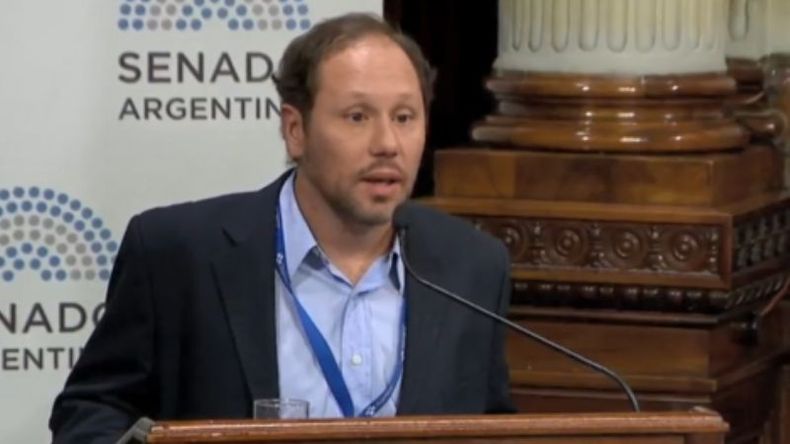EN CONTRA. Adolfo Etchegaray..
