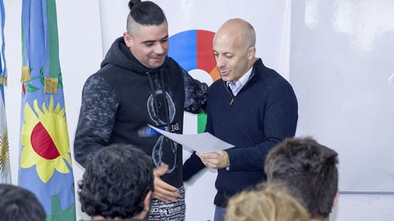 DIPLOMAS. Ducoté, ayer, con egresados de Escuelas Municipales..