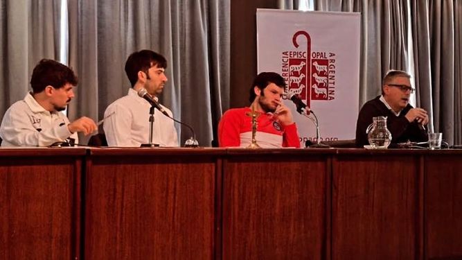 DIÁLOGO. Panel sobre nuevas culturas digitales y sus incidencias en el plenario episcopal.