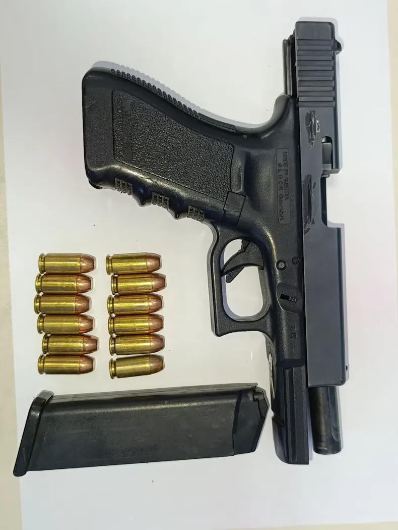 La pistola encontrada en la camioneta de Callejero Fino. Tiene la numeraci&oacute;n limada.&nbsp;