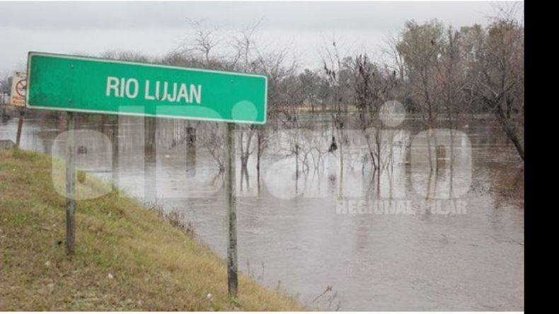 LUJÁN. El río desbordó y dejó decenas de evacuados. Anoche seguía creciendo..