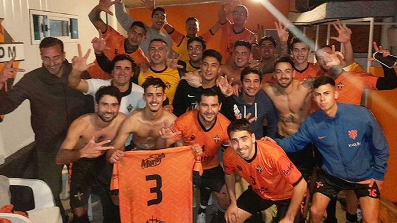 FESTEJO. El plantel de Manzanares celebra en el vestuario..