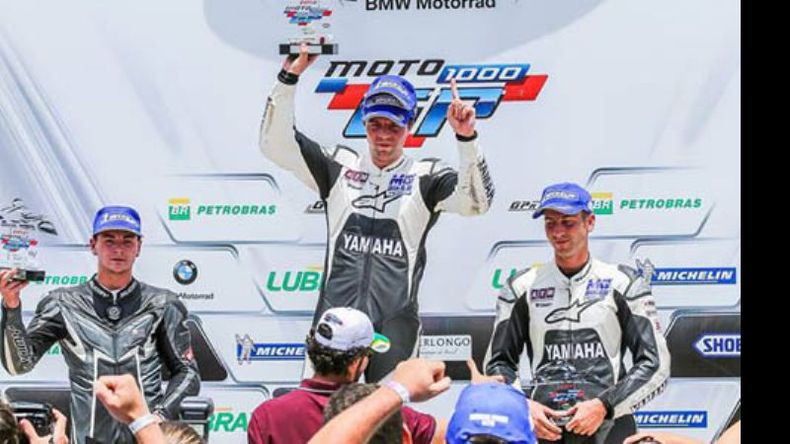 Fasci levanta la copa tras ganar en Cascavel; terminó con 125 puntos, a 5 del campeón Bertagnolli..