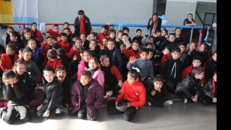 Alumnos del Colegio Presidente Derqui lo interpretaron en lengua de señas..