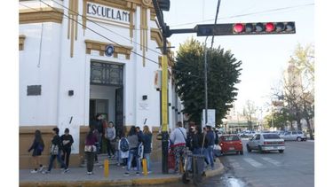A MEDIAS. El paro se sigue haciendo sentir en el distrito. .